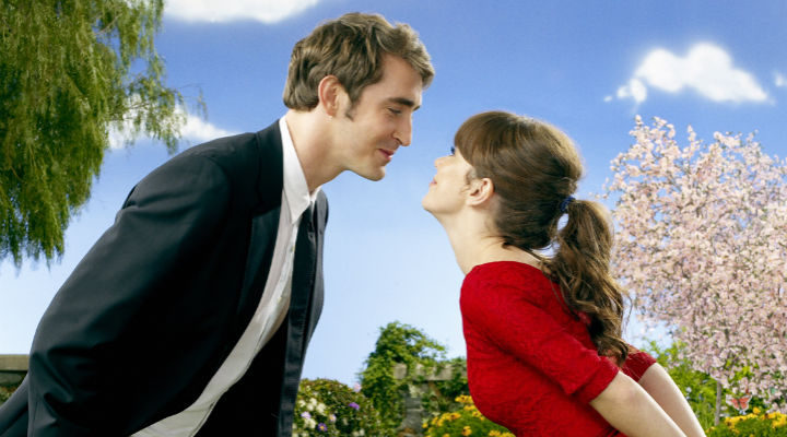 Lee Pace y Anna Friel en una imagen promocional de 'Pushing Daisies'