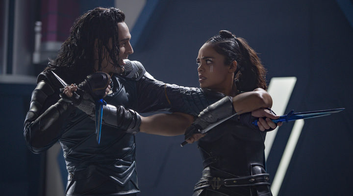 Tessa thompson y Tom Hiddleston en 'Thor Ragnarok'