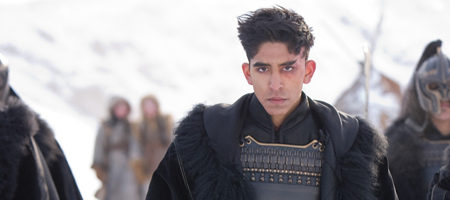 Otra imagen de Dev Patel en 'The last airbender'