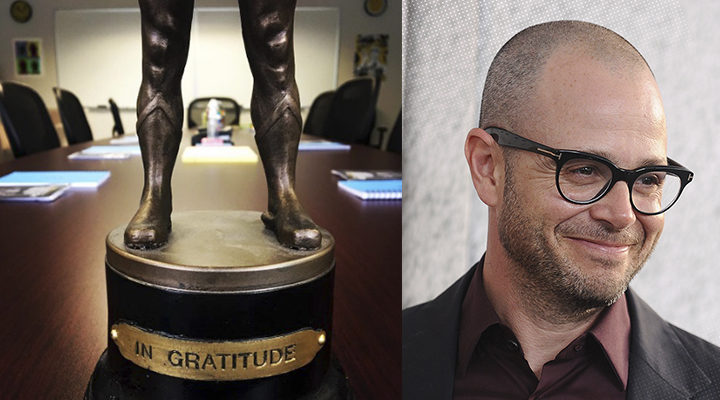 Damon Lindelof y el trofeo