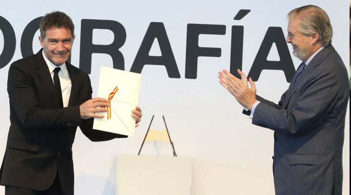 Antonio Banderas recogiendo el Premio nacional de Cinematografía