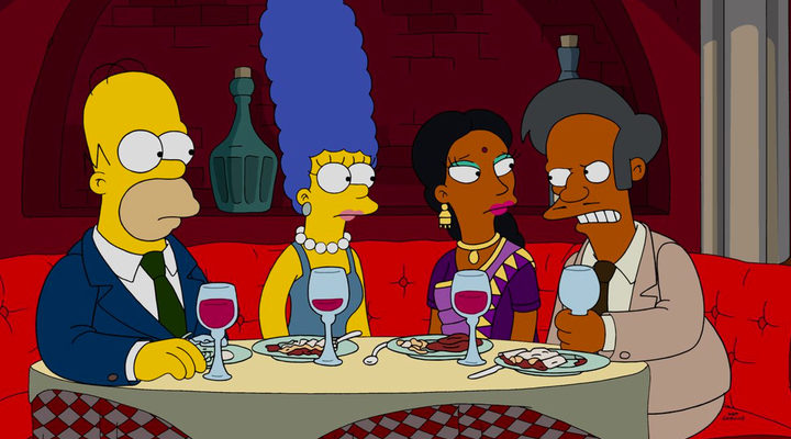 Marge y Homer Simpson comiendo con Apu y Manjula