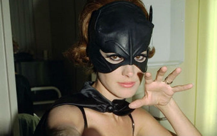 Sean Young como Catwoman en el programa de Joan Rivers