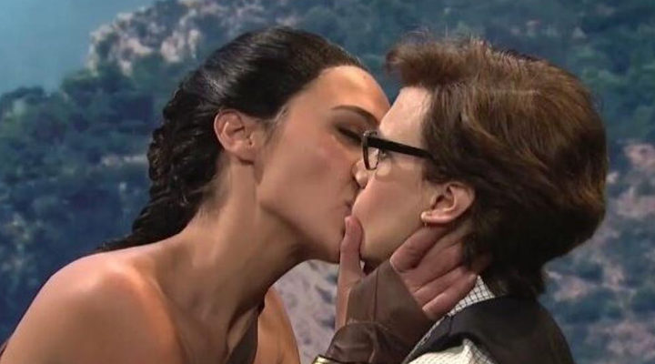  Beso entre Gal Gadot y Kate McKinnon