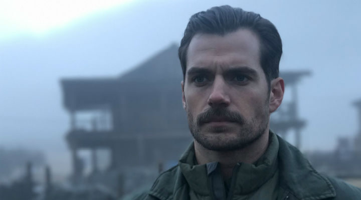 A Henry Cavill le queda bien el bigote y no lo puedes negar