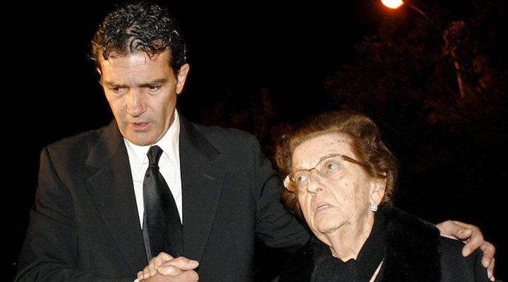 Antonio Banderas junto a su madre