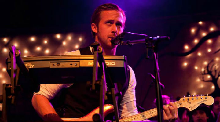 Ryan Gosling tocando en un concierto de su banda Dead Man's Bones