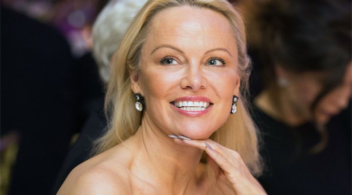 'Pamela Anderson se ha convertido en foco de críticas por sus declaraciones sobre acoso sexual'