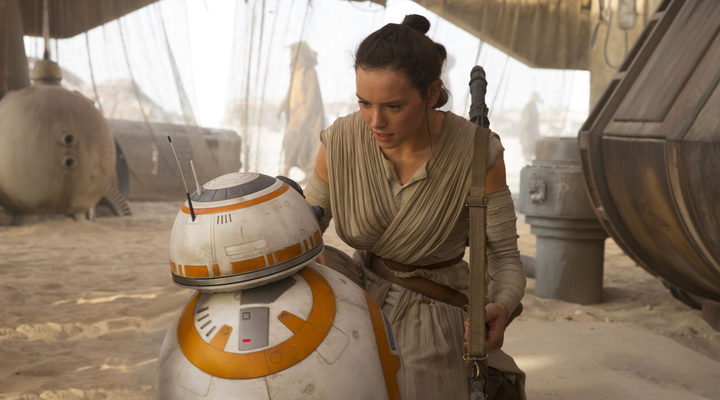 Daisy Ridley como Rey en 'Star Wars: El despertar de la fuerza'