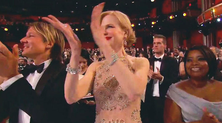 Nicole Kidman aplaudiendo en los Oscar