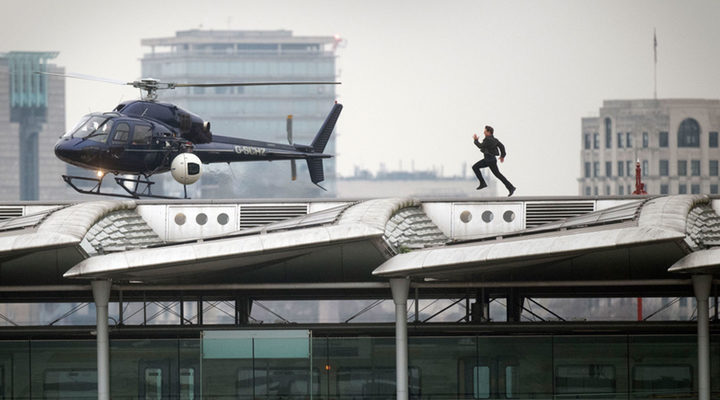 Tom Cruise corriendo por una azotea en el rodajde de 'Misión Imposible 6'