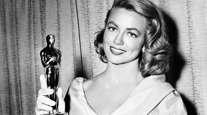 Dorothy Malone con su Oscar en 1956