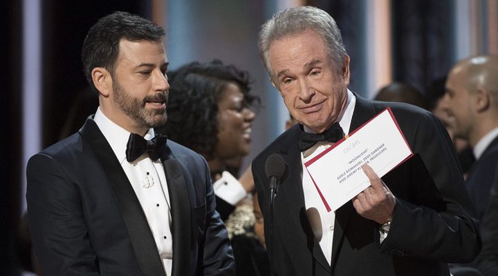 'Warren Beatty muestra el sobre con 'Moonlight' como ganadora en la gala de los Oscar 2017'