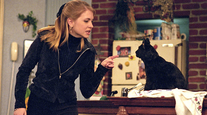 Melissa Joan Hart y Salem en 'Sabrina, cosas de brujas'