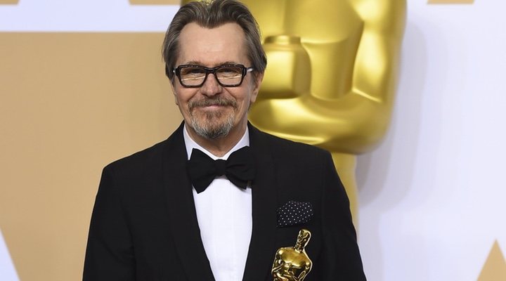 El hijo de Gary Oldman lo defiende ante las acusaciones de maltrato