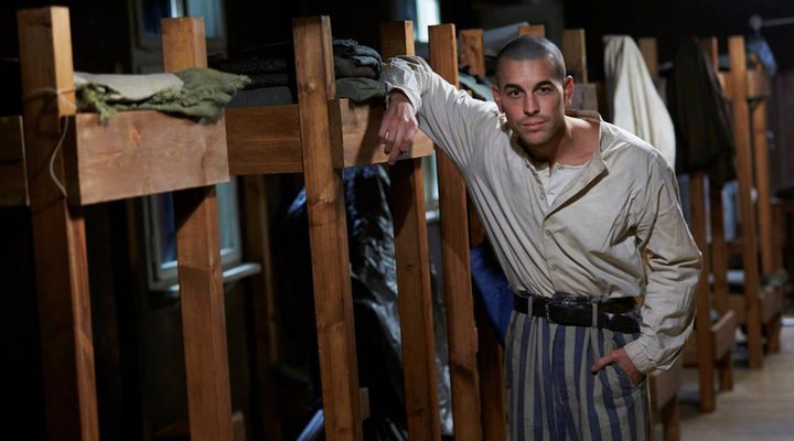 Mario Casas como Francisco Boix en el rodaje de 'El fotógrafo de Mauthausen'