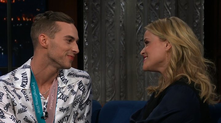 Adam Rippon y Reese Witherspoon en 'The Late Show'