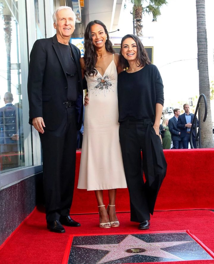 Zoe Saldana, James Cameron y Mika Kunis