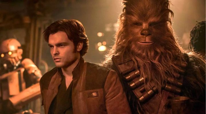 Alden Ehrenreich y Chewbacca en 'Han Solo: Una historia de Star Wars'