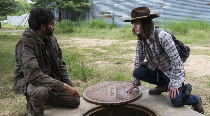 Avi Nash y Chandler Riggs en 'The Walking Dead'