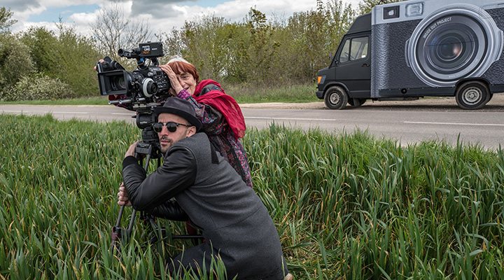 'Agnès Varda y JR con su camión tuneado al fondo'