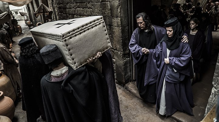 'Una de las escenas finales del primer capítulo de 'La catedral del mar''