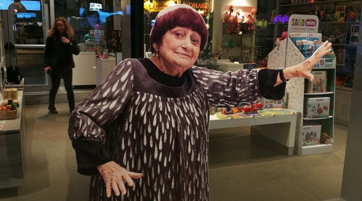  Una figura de cartón de Agnès Varda