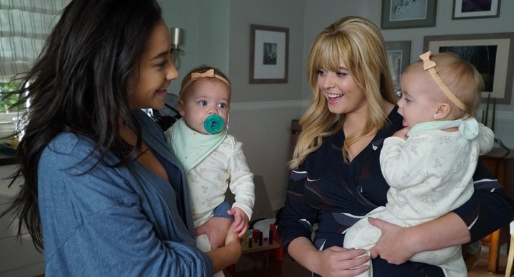  Shay Mitchell y Sasha Pieterse en 'Pretty Little Liars'