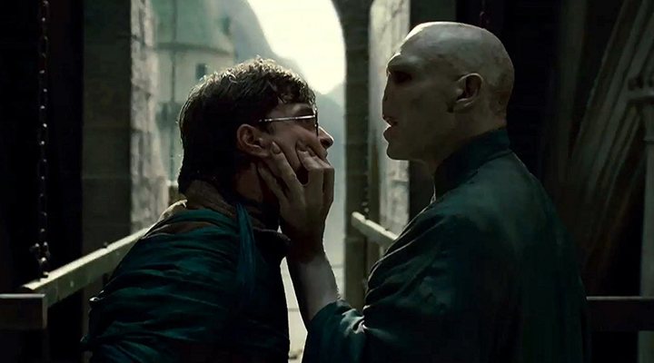 'Daniel Radcliffe como Harry Potter y Ralph Fiennes como Voldemort en Harry Potter y las Reliquias de la Muerte - parte 2'