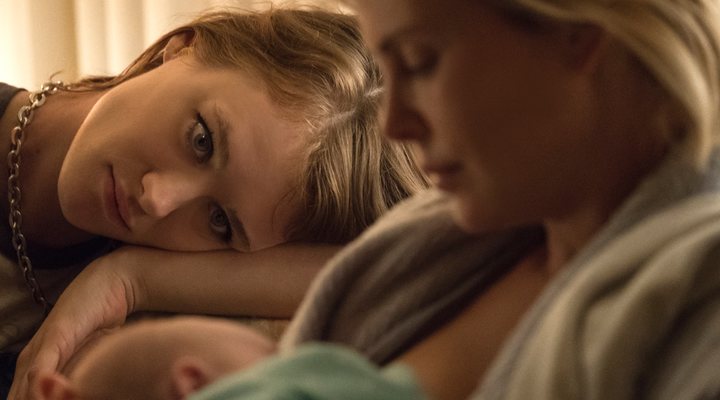 'Charlize Theron y Mackenzie Davis en Tully'