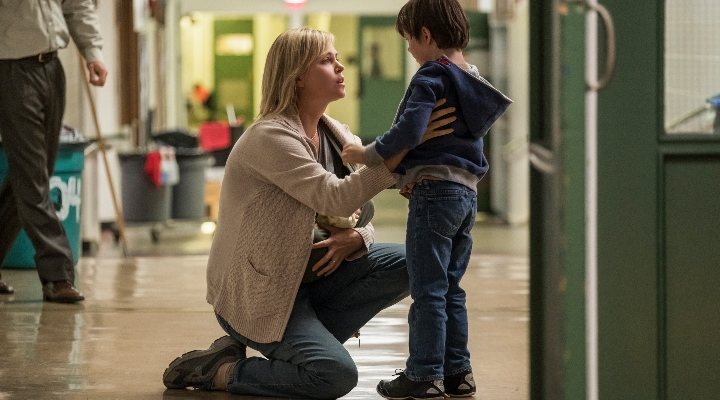  Charlize Theron con su hijo en 'Tully', interpretado por Asher Miles Fallica