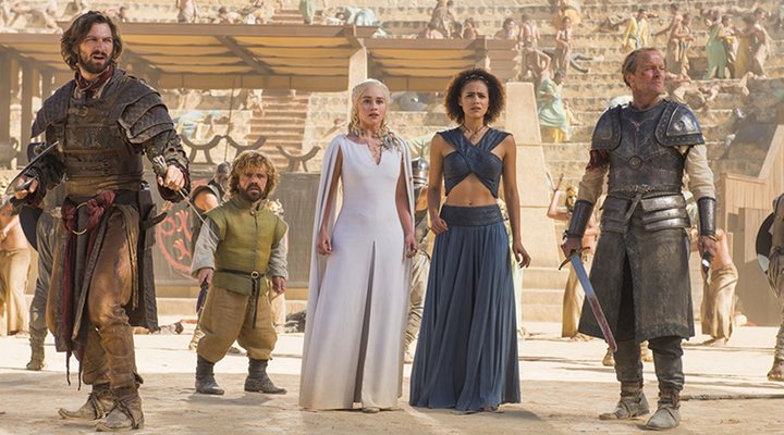 'Michiel Huisman, Peter Dinklage, Emilia Clarke, Nathalie Emmanuel e Iain Glen en Juego de Tronos'