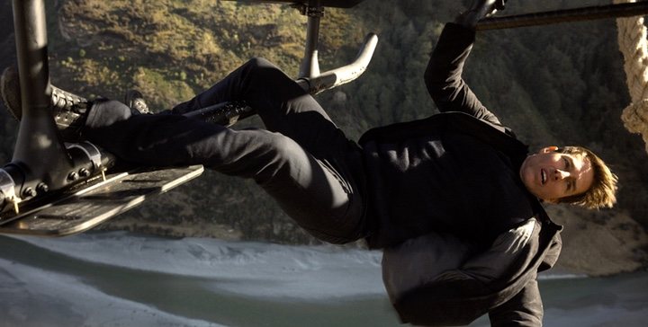  Tom Cruise en medio de una de sus acrobacias en 'Misión Imposible: Fallout'