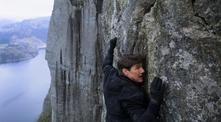 Ethan Hunt escalando un precipicio