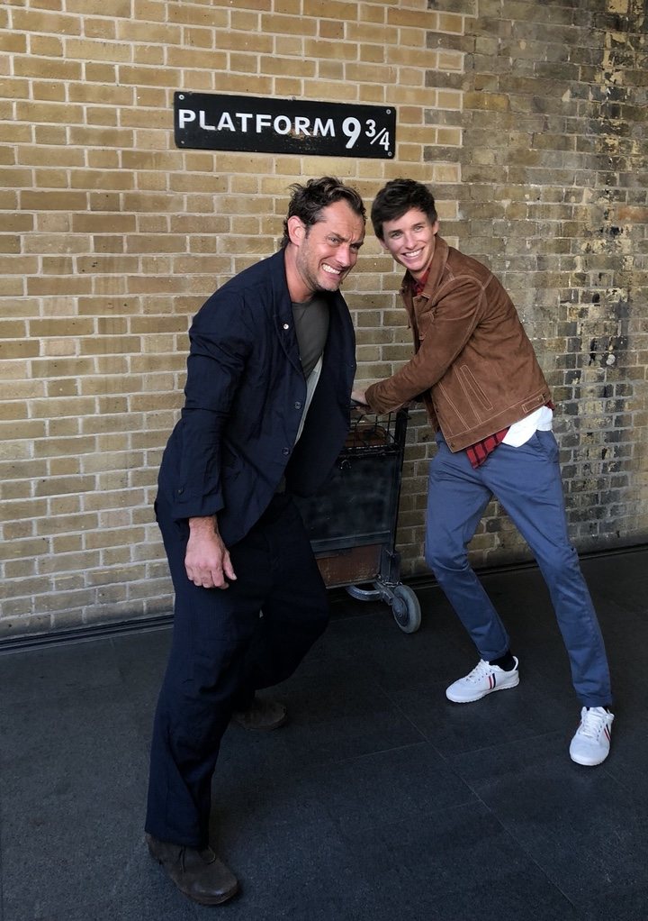  Jude Law y Eddie Redmayne posan en la estación de King Cross