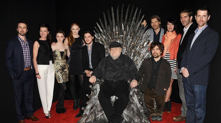 George R.R. Martin con los productores y miembros del reparto de 'Juego de Tronos'