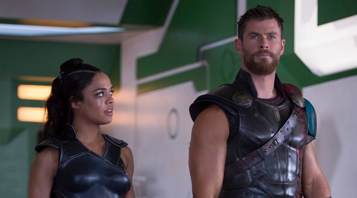  Tessa Thompson y Chris Hemsworth en 'Thor: Ragnarok'