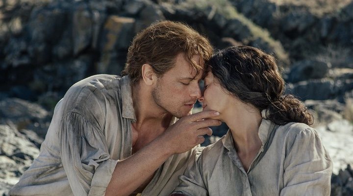  Fotograma de 'Outlander' con Caitriona Balfe y Sam Heughan