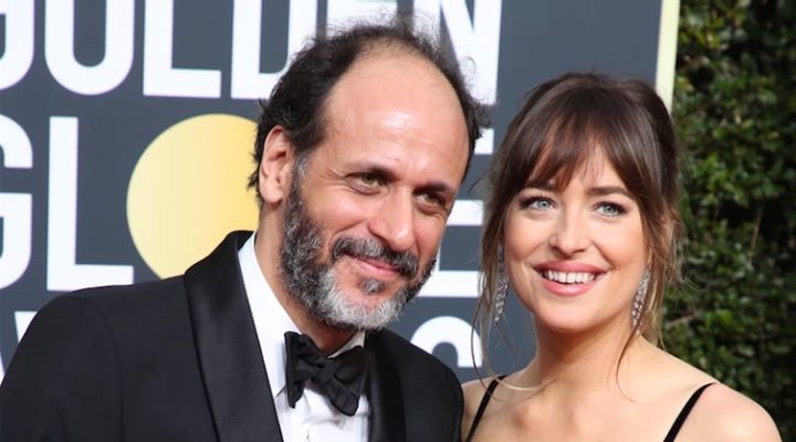  Luca Guadagnino y Dakota Johnson en los Globos de Oro