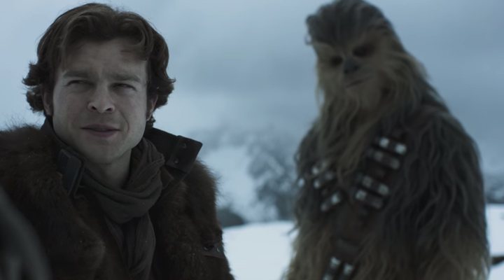  Alden Ehrenreich como Han Solo junto a Chewbacca