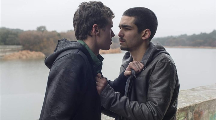  Ander (Aron Piper) y Omar (Omar Ayuso) en 'Élite'