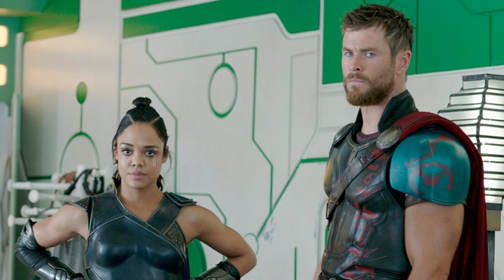  Tessa Thompson y Chris Hemsworth en 'Thor: Ragnarok'