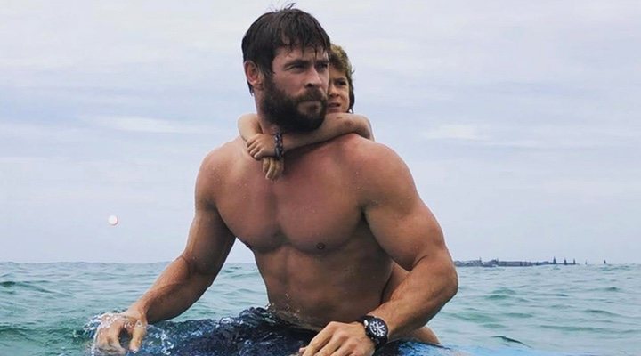  Imagen de Chris Hemsworth practicando surf con su hija