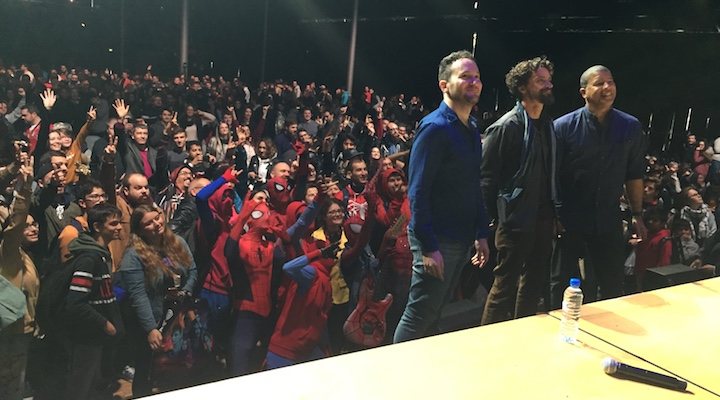 Selfie de los directores de 'Spider-Man: Un nuevo universo' con los Spider-Men de la Comic-Con París