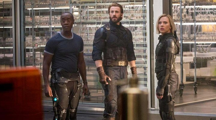  Don Cheadle, Chris Evans y Scarlett Johansson en 'Vengadores: Infinity War'