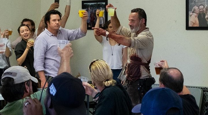  Andrew Lincoln junto al equipo de 'The Walking Dead'