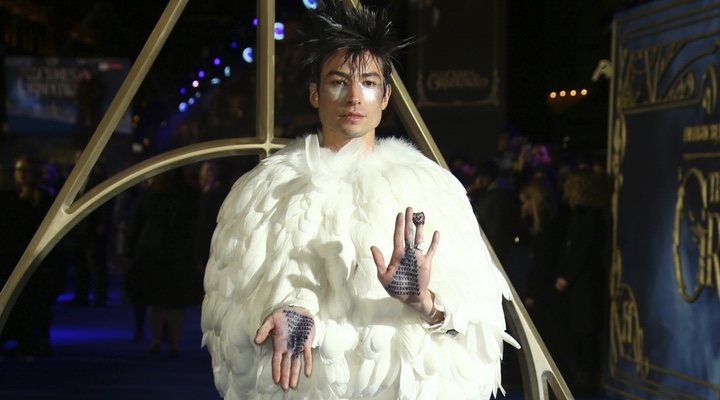  Ezra Miller en la premiere de 'Animales fantásticos: Los crímenes de Grindelwald' de Londres