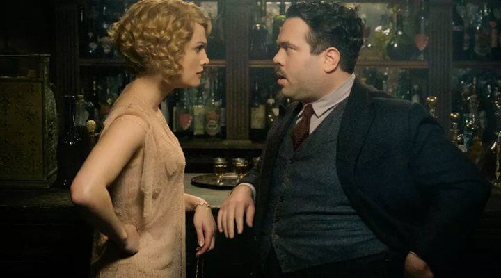  Alison Tudol y Dan Fogler en 'Animales fantásticos y dónde encontrarlos'