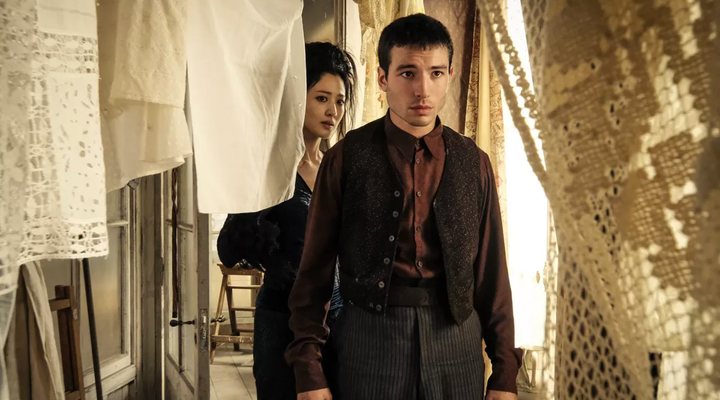  Ezra Miller y Claudia Kim en 'Animales Fantásticos: Los crímenes de Grindelwald'