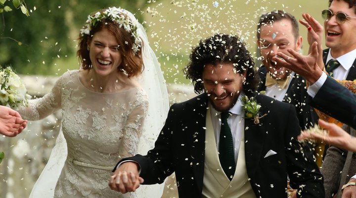  Rose Leslie y Kit Harington sonrientes tras la ceremonia